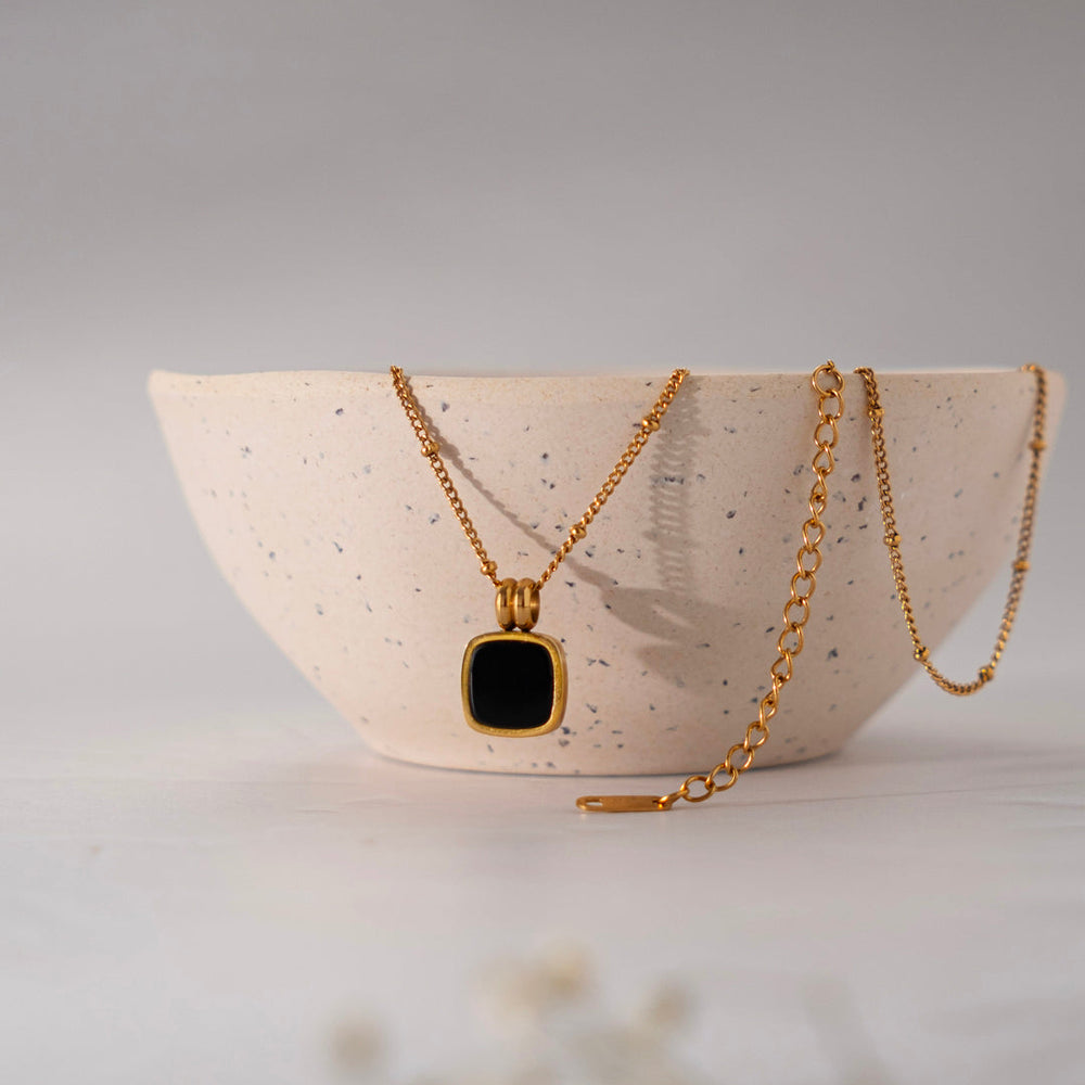 Mary - Chain black onyx pendant